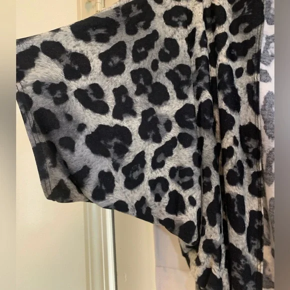 Snow Leopard Print Batwing Open Front Cardigan Shrug One Size (Up to XL) - Picture 6 of 6